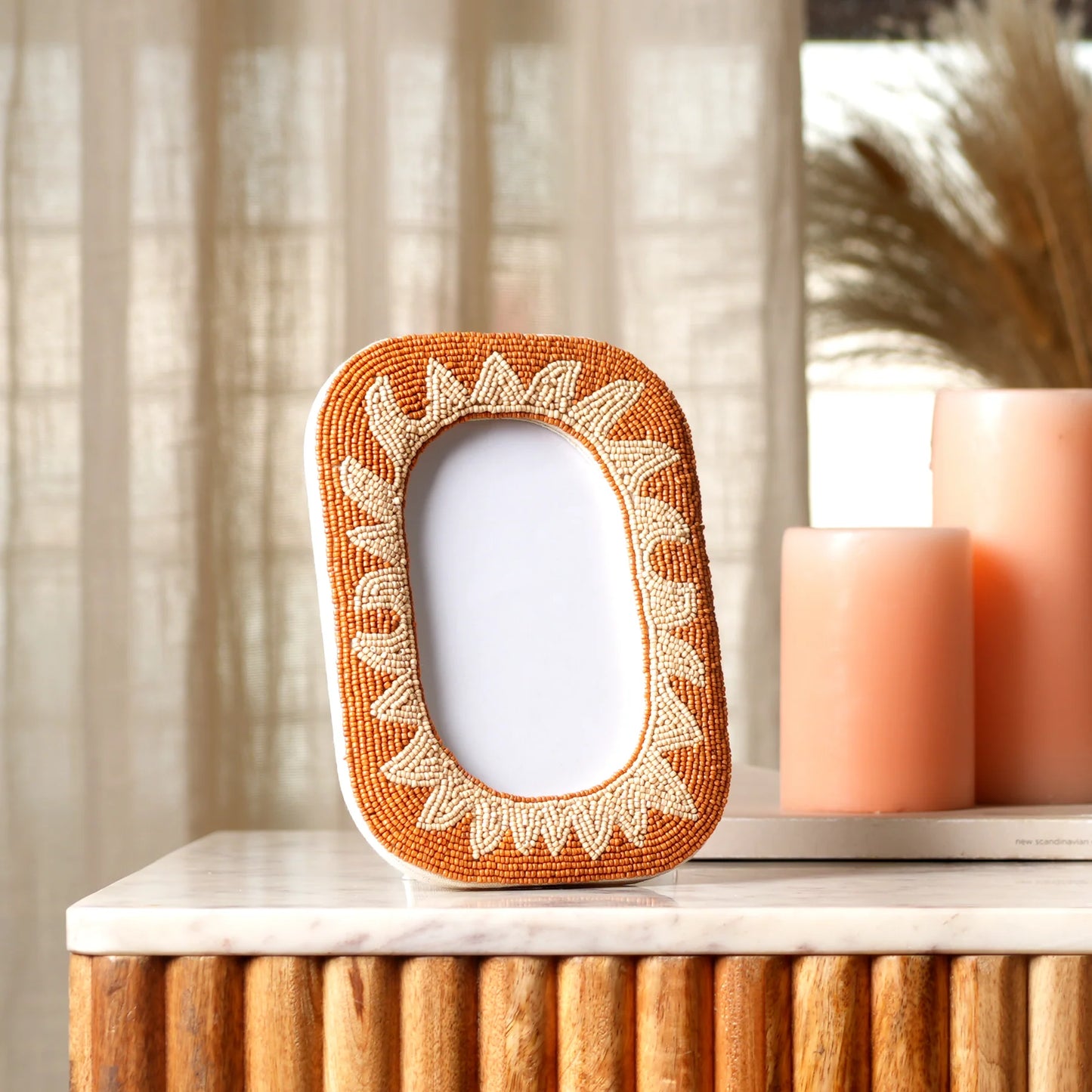 Treasure Hunt Fotolijst 10x15 cm – Terracotta Sunburst Fotolijst met Kralendetail – Bruin/Beige – Decoratieve Fotolijst voor Tafel, Kast of Bureau